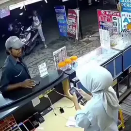 Viral momen haru seorang wanita bertemu pria yang mirip alm ayahnya Wanita tersebut mengatakan bahwa Ayahnya sudah 3 tahun MD.  Namun tak terduga, seorang konsumen bapak-bapak yang mirip ayah si wanita bertemu di tempat ia bekerja. Paah caca ketemu sama bapak ini di tmpt kerja caca kaget+Ingsng inget papa jadi mewek dehh. Soalnya manis