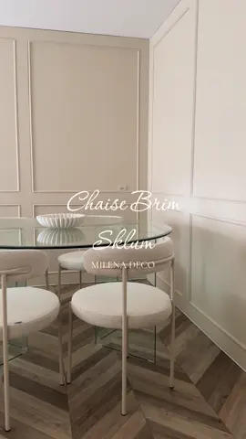 ✨ Élégance et confort réunis 🤍 Ces chaises au design arrondi, avec leur assise en bouclette et leur structure minimaliste, apportent une touche moderne et chaleureuse à la salle à manger. Leur forme enveloppante crée un vrai cocon tout en gardant une ligne épurée. Un détail chic qui fait toute la différence dans l’espace ✨ #milenadeco #interiordesign #chaisesdesign #decorationinterieure #minimalchic @Sklum 