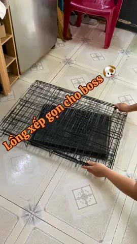 Mình là con gái nên khá ngại mấy đồ cồng kềnh, mà mua cái lồng xếp gọn này thấy mê luôn. 🐶 Khung chắc chắn, boss nằm yên tâm mà mình gấp mở cũng nhẹ nhàng, không tốn sức. Nhà nhỏ nhưng gấp gọn lại để góc rất gọn gàng. Đi chơi hay đi xe mang theo cũng tiện lắm. Thật sự cảm giác như có thêm một giải pháp vừa an toàn cho boss vừa gọn gàng cho nhà. Rất đáng để các bạn nữ nuôi thú cưng tham khảo nha! #longchoxepgon #longcho #phukienchomeo #dogcage #petcage 