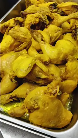 yang mau buka usaha pecel ayam mana suaranya? #ayamungkep #pecelayam #ayambumbukuning #idejualan #resepayam  7 EKOR AYAM UKURAN 1 KG DI POTONG JADI 4 BAGIAN BUMBU HALUS 1.bawang merah 150gr 2.bawang putih 100gr 3.kemiri 1 genggam 4.lengkuas 3 ruas jari 5.kunyit 5 ruas jari REMPAH REMPAH 1.batang serai 2 batang besar 2.daun jeruk 5 lembar 3.daun salam 5 l3mbar BUMBU PENYEDAP 1.chicken knorr 3 sdm 2.mecin 1 sdm 3.garam 1 sdm tips: setelah matang diamkan sampai dingin dengan keadaan tertutup rapat,proses ini lah ayam meresap dan empuk ayam tetap juicy
