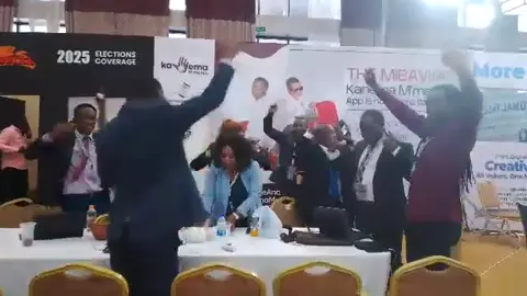 Pali chimwemwe chachikulu pakati pa ma monita achipani cha Democratic Progressive (DPP) omwe ali ku national tally centre ku BICC munzinda wa Lilongwe, kutsatira kuyankhula kwa mtsogoleri wachipani cha Malawi Congress (MCP) Dr Lazarus Chakwera kuti avomeleza zotsatira zachisankho zomwe bungwe la Malawi Electoral Commission (MEC) likuyembekezeka kuwulutsa masana a lero. Anthuwa uku akuyimba nyimbo komanso kugwada pansi kupemphera. Mwazina a Chakwera ati ayimbira kale lamya mtsogoleri wachipani cha DPP, Professor Arthur Peter Mutharika ndikumupatsa mafuno abwino pomwe akubwera pa utsogoleri wa dziko lino. #APM #electionsresults #dpp #malawitiktok🇲🇼 #Politics 