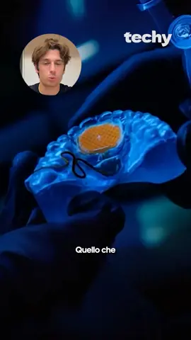 Seguici! 👉🏻 @techy_ita Augmental ha creato MouthPad, un dispositivo innovativo che si posiziona sul palato e permette di controllare smartphone, computer e tablet usando la lingua e movimenti della testa, senza mani. Si indossa come un apparecchio dentale invisibile, dove la lingua muove il cursore come farebbe un dito su un touchpad. Si connette via Bluetooth a qualsiasi dispositivo e permette di cliccare, trascinare e scrollare. Nato per aiutare persone con paralisi o disabilità motorie a usare la tecnologia in modo indipendente. Una studentessa universitaria con tetraplegia lo usa per prendere appunti, studiare e giocare con gli amici (cose impossibili con i sistemi vocali tradizionali). Il creatore, Tomás Vega, CEO di Augmental e ex-studente MIT, ha iniziato questo progetto per superare i limiti fisici attraverso la tecnologia. Balbuziente da bambino, ha capito come la tecnologia possa dare voce e indipendenza a chi ha disabilità. Gli utenti lo usano fino a 9 ore al giorno. L'azienda sta lavorando per ottenere l'approvazione FDA che permetterà di controllare anche sedie a rotelle e braccia robotiche, rendendo il dispositivo rimborsabile dalle assicurazioni e quindi più accessibile. #Tech #apparecchio #controller #lingua
