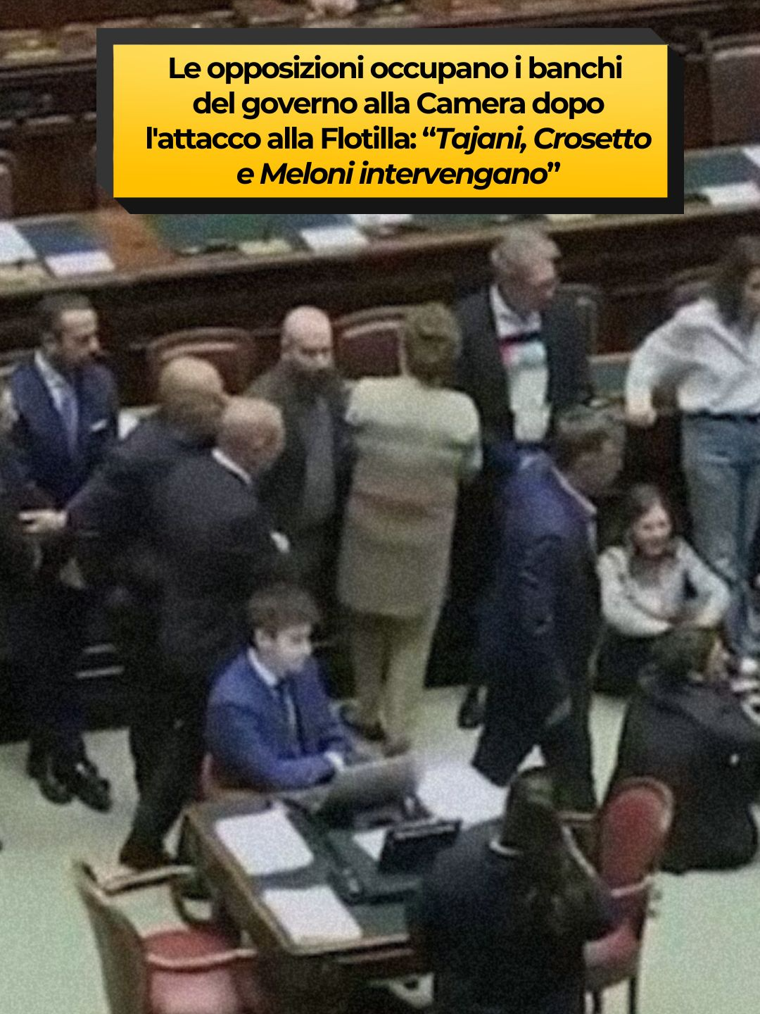 Ricorda, se non lo sai basta (un) Tag24. Segui il giallo 🟡 Nella mattina del 24 settembre, la seduta alla Camera dei deputati è stata interrotta dopo la protesta di Alleanza Verdi e Sinistra, Partito Democratico e  Movimento 5 Stelle. Le opposizioni hanno chiesto la convocazione urgente della conferenza dei capigruppo per discutere degli attacchi israeliani contro la Flotilla, sollecitando una presa di posizione immediata del governo italiano. Il presidente di turno, Giorgio Mulè, ha ricordato che la conferenza era già prevista nel pomeriggio, proponendo di anticiparla al termine dei lavori della mattina. La risposta non è stata ritenuta sufficiente e i deputati di opposizione hanno deciso di occupare l’emiciclo e i banchi del governo, costringendo Mulè a sospendere la seduta. Le richieste principali riguardano un’iniziativa immediata del ministro della Difesa Guido Crosetto e le comunicazioni in Aula della presidente del Consiglio Giorgia Meloni. La protesta segna un nuovo punto di tensione in Parlamento, con le opposizioni compatte nel chiedere al governo un intervento rapido e chiaro sulla vicenda.