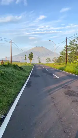 buka pintu kayana cabin viewnya sindoro sumbing #dieng #sindorosumbing #fyppppppppppppppppppppppp 