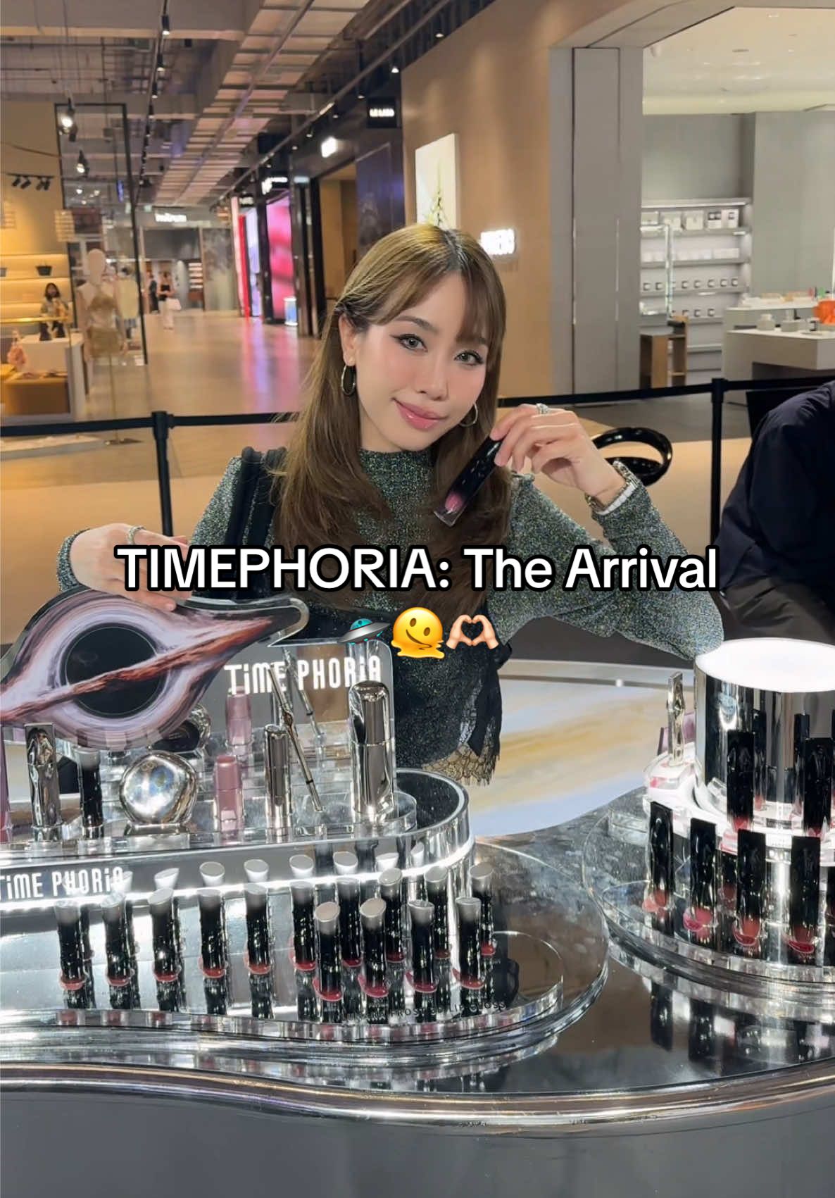 งานเปิดตัว TIMEPHORIA: The Arrival แบรนด์ที่คนเก๋ร์เขาใช้กัน เค้าไม่ได้มีดีแค่ลิปนะคะ ยังมีเมคอัพจึ้งๆอีกเยอะมาก แต่ลิปคือไอคอนิคสุดๆ🛸🫠🫶🏻 #รีวิวบิวตี้ #tiktokป้ายยา #tiktoklook #timephoria 