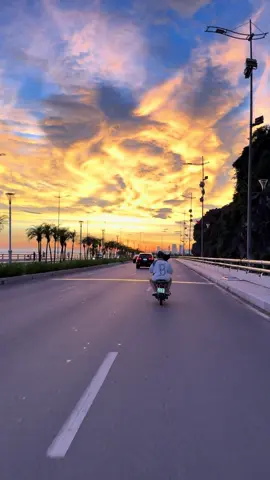 “ Và rồi cơn bão sẽ qua. Bầu trời sẽ xanh trở lại ” #sunset #halong 