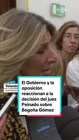 El Gobierno y la oposición reaccionan a la decisión del juez Peinado sobre Begoña Gómez. El magistrado Juan Carlos Peinado, que mantiene imputada a Begoña Gómez desde hace casi un año y medio, ha comunicado a la esposa del presidente del Gobierno, Pedro Sánchez, que la causa abierta contra ella por malversación se convierte ahora en un procedimiento a juzgar con jurado (es decir, formado por ciudadanos legos en Derecho), en el caso de que llegue a juicio, según una resolución fechada este martes y a la que tuvo acceso EL PAÍS. De esta forma, según esta iniciativa del instructor, en el caso de que Peinado acuerde enviarla al banquillo cuando acabe su investigación y las instancias superiores lo avalen, sería este tipo de jurado quien la juzgaría. Al dar este paso en el proceso, Peinado explica que debe citar de nuevo a Begoña Gómez para comunicarle las imputaciones concretas que penden sobre ella. Y lo ha hecho el próximo sábado. También llama ese día a las otras dos personas que se encuentran investigadas por malversación: su asesora Cristina Álvarez; y el actual delegado del Gobierno en la Comunidad de Madrid, Francisco Martín Aguirre, que ocupó el cargo de secretario general de Presidencia. #psoe #justicia #politica #begoñagomez #gobierno 
