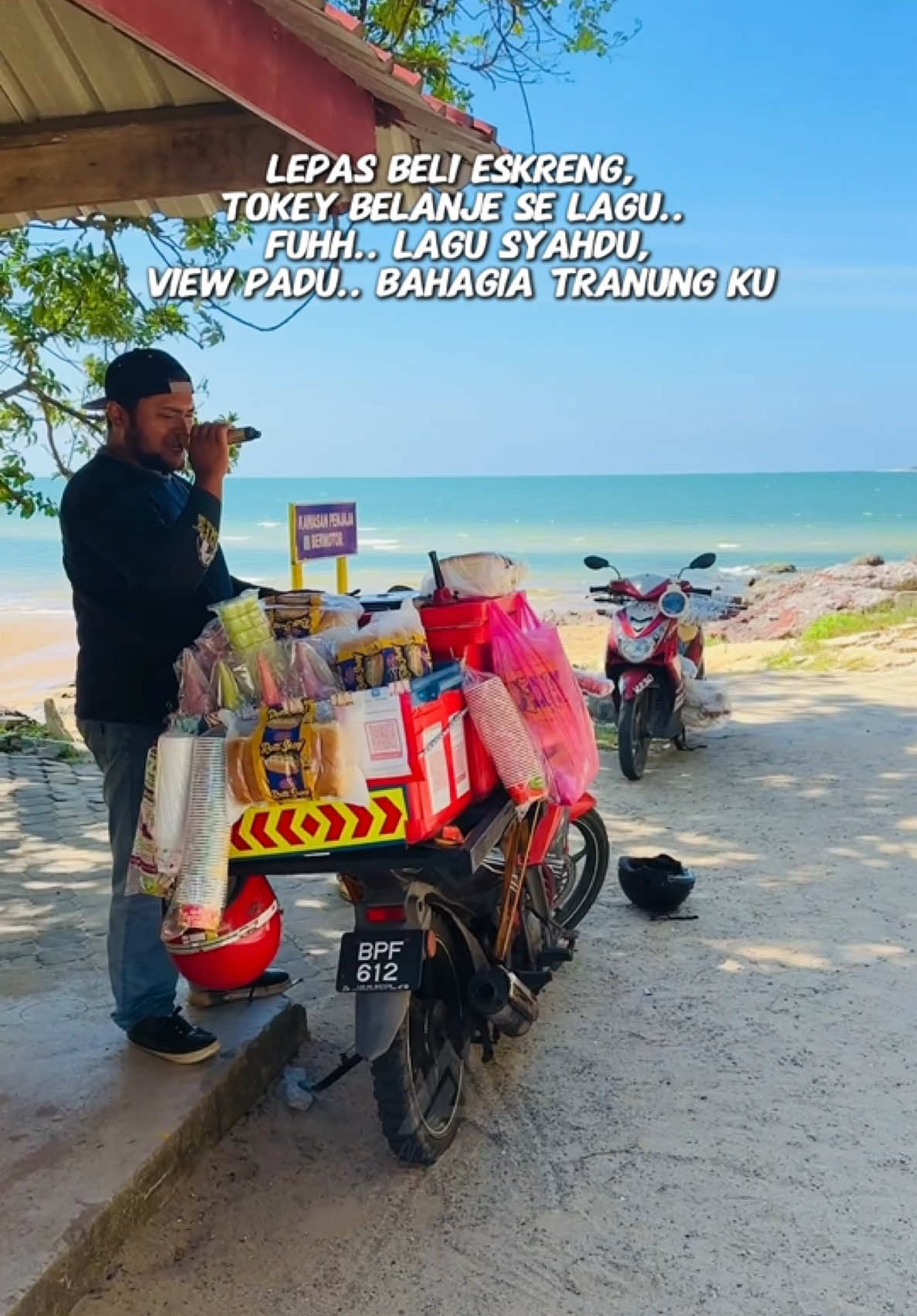 Wow mantap sungguh suara abg eskreng nim.. dok sedar tiba2 habis sebatang eskreng😋 #MehGiJalan #Tranung #PantaiBukitKeluang #TranungComeySokmo 