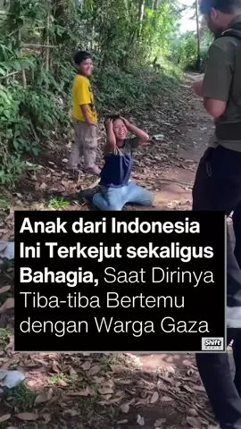 #Repost @shiftmedia.id Bagi sejumlah anak, cerita tentang palestina mungkin hanya hadir lewat cerita orang tua atau berita di media sosial. Tapi kali ini berbeda, 2 anak Indonesia ini berkesempatan bertemu langsung dengan @smiryahmed, warga asli Palestina. Dari raut wajah mereka, terlihat jelas kebahagiaan yang sulit digambarkan. Rindu yang selama ini tak pernah terucap, akhirnya menemukan jalannya. - Dari mereka kita bisa melihat, ketulusan anak-anak sering muncul apa adanya, tanpa dibuat-buat. - kalo suatu hari temen-temen ketemu orang Palestina, apa hal pertama yang ingin disampaikan? - Sumber : @smiryahmed
