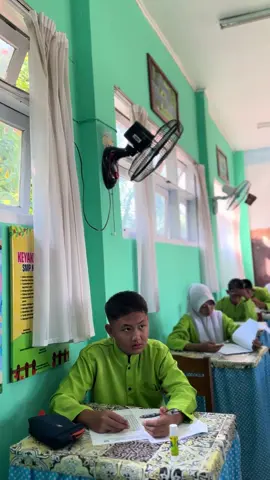 Ank2 hebat bu guru niih.. Delapanceepunya😍🫶🏻 Lg fokus 🔥 #classsweetclass🥰 #delapanceeniih #pesonadelapancee😅 #siswakesayanganibu 