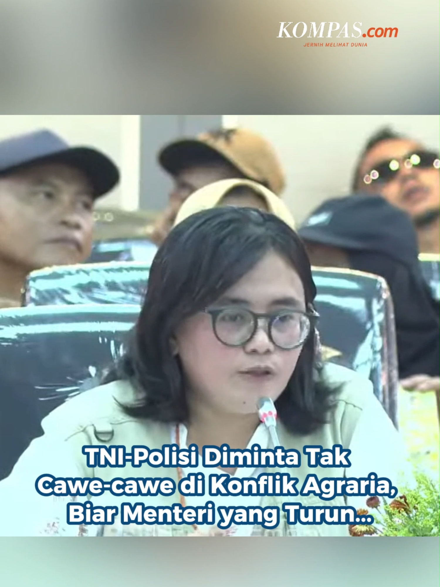 Sekjen Konsorsium Pembaruan Agraria (KPA) Dewi Kartika menilai aparat sebaiknya tidak dilibatkan langsung dalam penyelesaian konflik agraria atau saat masyarakat mempertahankan tanahnya.  Pernyataan ini ia sampaikan dalam audiensi yang membahas konsorsium pembaruan agraria dan organisasi rakyat dengan pimpinan DPR., Rabu (24/9/2025). Ia meminta menteri turun ke lapangan untuk melihat persoalan secara nyata.  Dewi juga menekankan pentingnya menghindari pertemuan langsung antara petani dan aparat agar tidak terjadi gesekan. Kreatif: Nabilla Mutiara  Produser: Elizabeth Ayudya Ratna Rininta + #KonflikAgraria #DPR #Aparat #Peristiwa  ##Cut