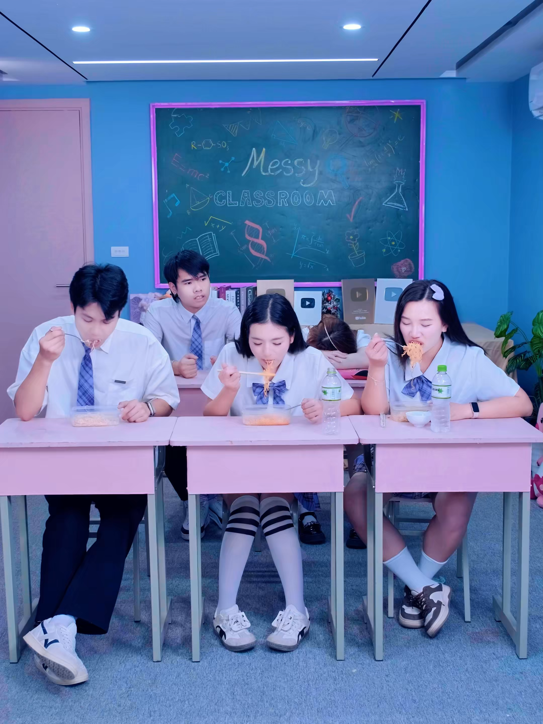 No Bottle to Share? Here's a Kiss – Beware!💦🙅‍♂️💋#linhchihihi #messyclassroom #linhchihihine #linhchihihihi_