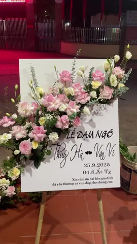 Bảng tên dâu dể kèm hoa dạm ngõ cho cô dâu Phương Xá sáng mai 🥰#tiẹmhoaduylan #cắmhoanghethuat 