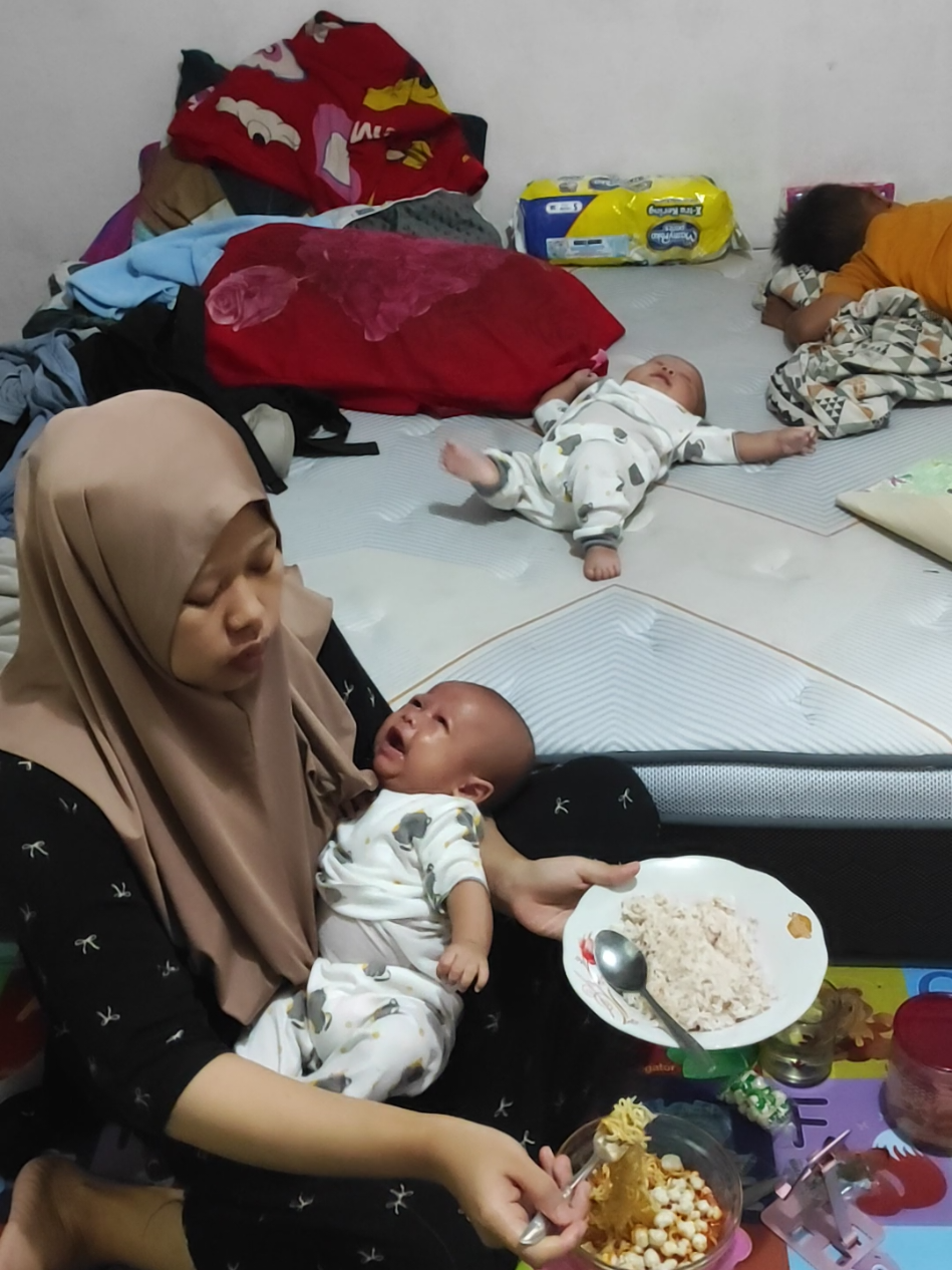 makan sambil ditangisin☺  . suami belum pulang kerja . biasanya pulang kerja sekalian beli lauk buat makan . dari pada ga makan nahan lapar jadi yang ada aja dirumah sama mie #babaytwins 