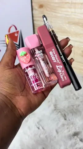 LIP GLOSS SET🔥🔥 Hii set ina lipstick kavu, plain lipgloss, colored lipgloss na wanja.  BEI: 12,000 tu!! KARIBUNI💕#mariestores🛍 #fyp #lipoils #lipstick #lipgloss 