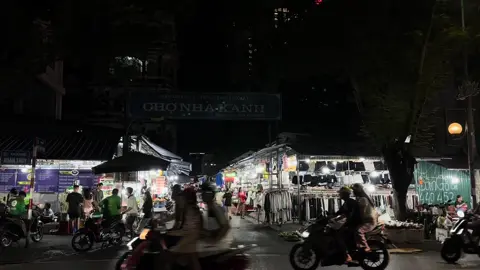 Kể từ ngày mai… Người đàn ông ấy sẽ không hỏi em đi đâu hay làm gì nữa.. Cũng sẽ không vì em không trả lời tin nhắn mà tức giận, cũng chẳng vì em ở gần người đàn ông khác mà ghen nữa. Anh xin giữ lại kỉ niệm về em cho riêng mình, ở nơi mà không ai có thể chạm tới… 