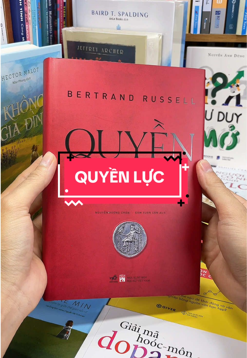 Quyền Lực – Vũ Khí Thống Trị Thế Giới! Bạn có bao giờ tự hỏi: Vì sao có người luôn đứng ở vị trí dẫn đầu, còn kẻ khác mãi bị chi phối? Vì sao lịch sử loài người luôn xoay quanh hai chữ “quyền lực”? Trong cuốn sách “Quyền Lực”, triết gia lừng danh Bertrand Russell đã mổ xẻ bản chất sâu xa của quyền lực – từ chính trị, tôn giáo, quân sự, kinh tế đến tri thức.  Ông chỉ ra cách mà quyền lực vận hành, bành trướng, suy tàn, và đặc biệt là cách nó ảnh hưởng trực tiếp đến đời sống và tư duy của mỗi con người. Đây không chỉ là một cuốn sách triết học, mà còn là “bản đồ” giúp bạn hiểu cơ chế thống trị trong xã hội, để từ đó biết cách đứng vững và định vị bản thân trong mọi cuộc chơi quyền lực. Nếu bạn muốn nhìn thấu thế giới, hiểu rõ con người, và nắm trong tay chiếc chìa khóa để tự làm chủ cuộc đời, thì “Quyền Lực” chính là cuốn sách bạn phải sở hữu ngay hôm nay.#tiemsachbinhyen #sach #sachhay #BookTok #quyenluc 