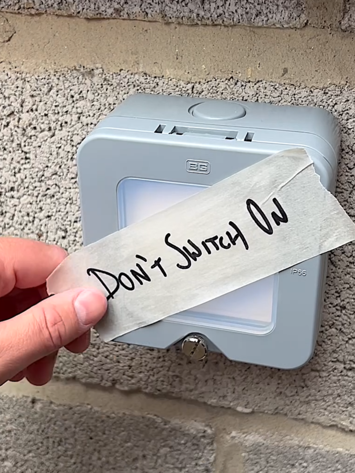 Ditch The Tape - Use This Instead! In this video we put the Spurlok to work on an extended fused spur, showing just how easy it is to lock off safely and get on with the job.   The kit comes complete with a lock-off device, padlock and keys, warning label, marker, and a smart carry pouch - everything you need in one package.  Reliable, simple, and designed with sparks in mind, it’s a lock-off solution you can trust.   Learn More 👉 https://hub.efixx.co.uk/SpurlokSI   #safeisolation #electricians #fuse