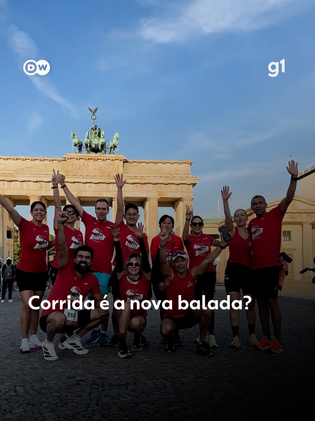 #Saúde - Por que que tem tanta gente correndo? Para todo o lugar que a gente olha tem um corredor. Nas redes sociais, nos parques, nas ruas. E isso não é no Brasil, mas no mundo todo. Como na maratona de Berlim deste ano. Quem estuda o assunto tem dito que o esporte passa por um boom.  Mas por que tem tanta gente aderindo a este esporte? No Brasil, a Covid foi um grande marco deste movimento da corrida: 75% dos corredores começaram no esporte depois da pandemia. E entre os corredores, o tema saúde é central. 66% dos corredores dizem que o principal motivo de fazerem esporte é a saúde. O segundo motivo é a saúde mental. Metade dos brasileiros que correm apontam como principal motivação a saúde mental, segundo um estudo recente. E tem ainda um outro aspecto importante, o lado social. 58% dos corredores dizem que fizeram novos amigos correndo, de acordo com o app Strava – que fez um relatório que diz que os clubes de corrida são as novas baladas. E essa parece ser uma tendência mundial. O aplicativo reúne 150 milhões de usuários em 185 países diferentes. A corrida tem ficado cada vez mais colorida, plural e diversa. E isso é uma característica do que eles chamam de o “terceiro boom” da corrida. O primeiro foi nos anos 1970, mas era um fenômeno muito concentrado entre homens, brancos, magros, de classe média alta. O segundo foi nos anos 2000 e marcou uma entrada forte de mulheres no esporte. E agora a geração Z tem sido um dos grupos que tem feito o esporte bombar. E, inclusive, a média de idade baixar em muitos eventos, como na maratona de Berlim deste ano. E você? Qual a sua relação com a corrida? Conta aqui pra gente nos comentários.  🎥 Deutsche Welle Veja mais notícias de saúde clicando em 'leia o artigo' #g1 #g1saúde #tiktoknotícias