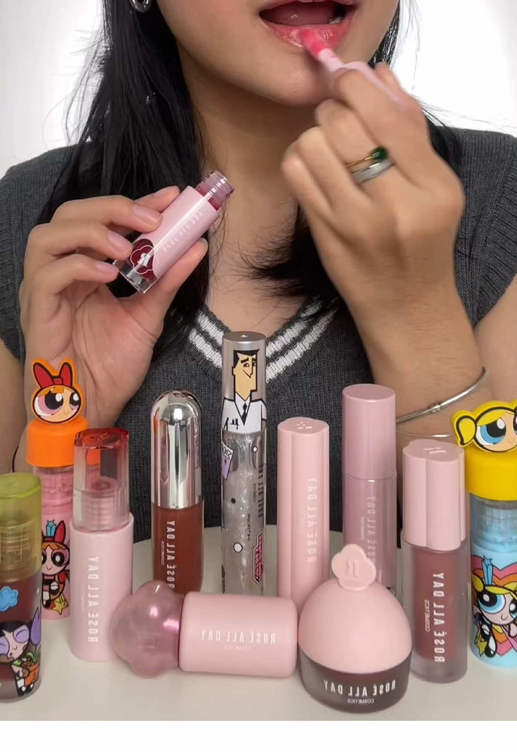 Beli lippies tapi shadenya sama terus? Well… maybe I’m just a collector! 🤭💄 Kalau Minros Lea sih selalu jatuh hati sama pink shades, kalau kamu tim apa nih, Fam?