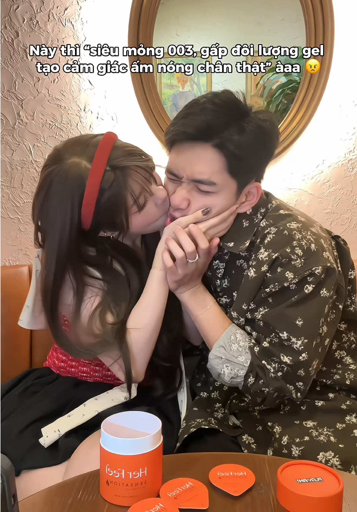 Ip 17pro max màu cam của tôi đâu… 🙂 #viral #couple #honghainhi #skinship 