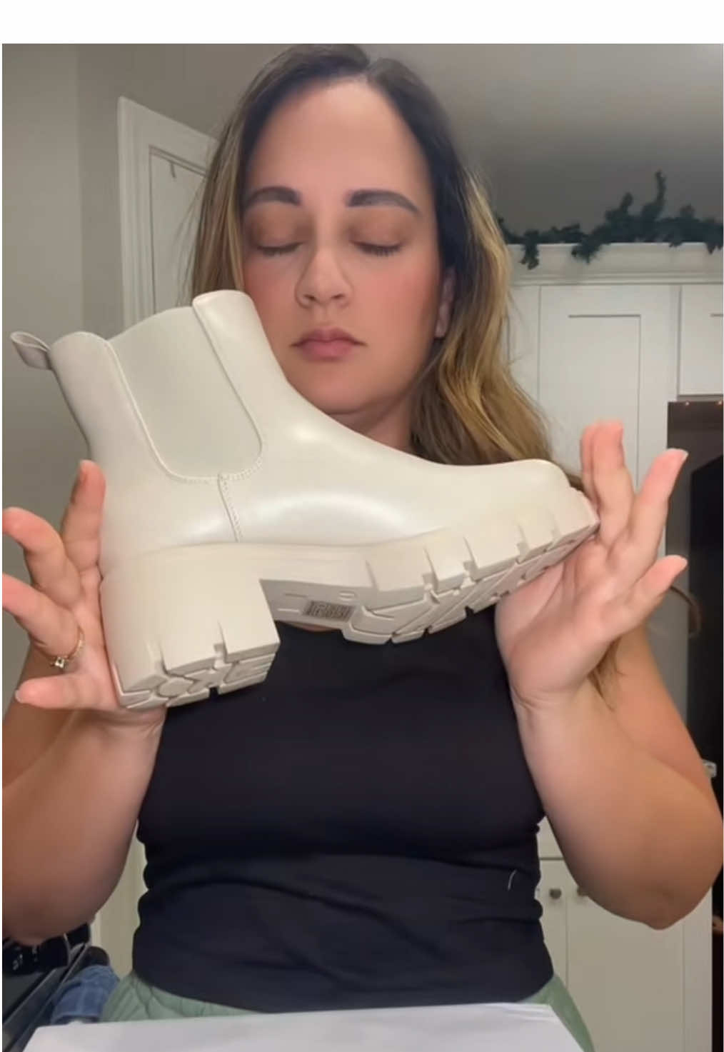 The perfect boot for any fall outfit are these Chelsea boots! 👢 #fallfits #falloutfits #chelseaboots #onthisday 