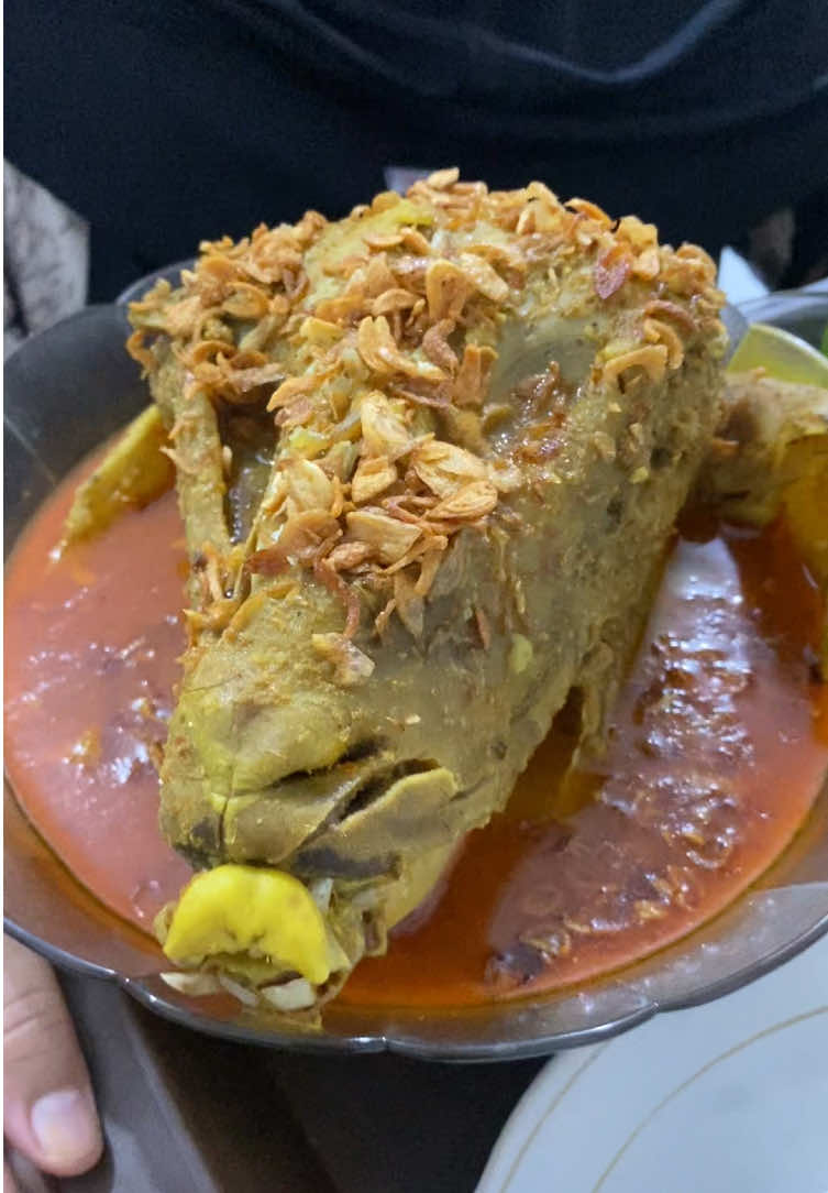 Kuah yang kental dan keruh serta kepala yang kulitnya sampai terkelupas menjadi tanda bahwa sego sruduk cak siraj tidak sembarangan untuk memasak kepala kambing bosku sengan harapan mendapat kepuasan pelanggan🙏🥰 #segosrudukcaksiraj #nasigulekambingcaksiraj #nasigorengkambingcaksiraj #nasikrengsengankambingcaksiraj #satekambingcaksiraj 