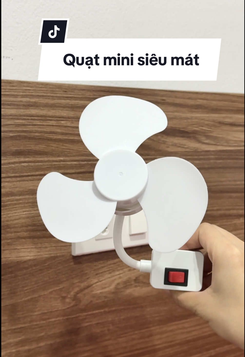 Quạt mini treo trường siêu mát. Cắm nhà vệ sinh, nhà bếp…gọn nhẹ em này rất tiện lợi nhaaa #quatmini #quatminitreotuong #quatnhatam #giadung #mebeerriviuuu 