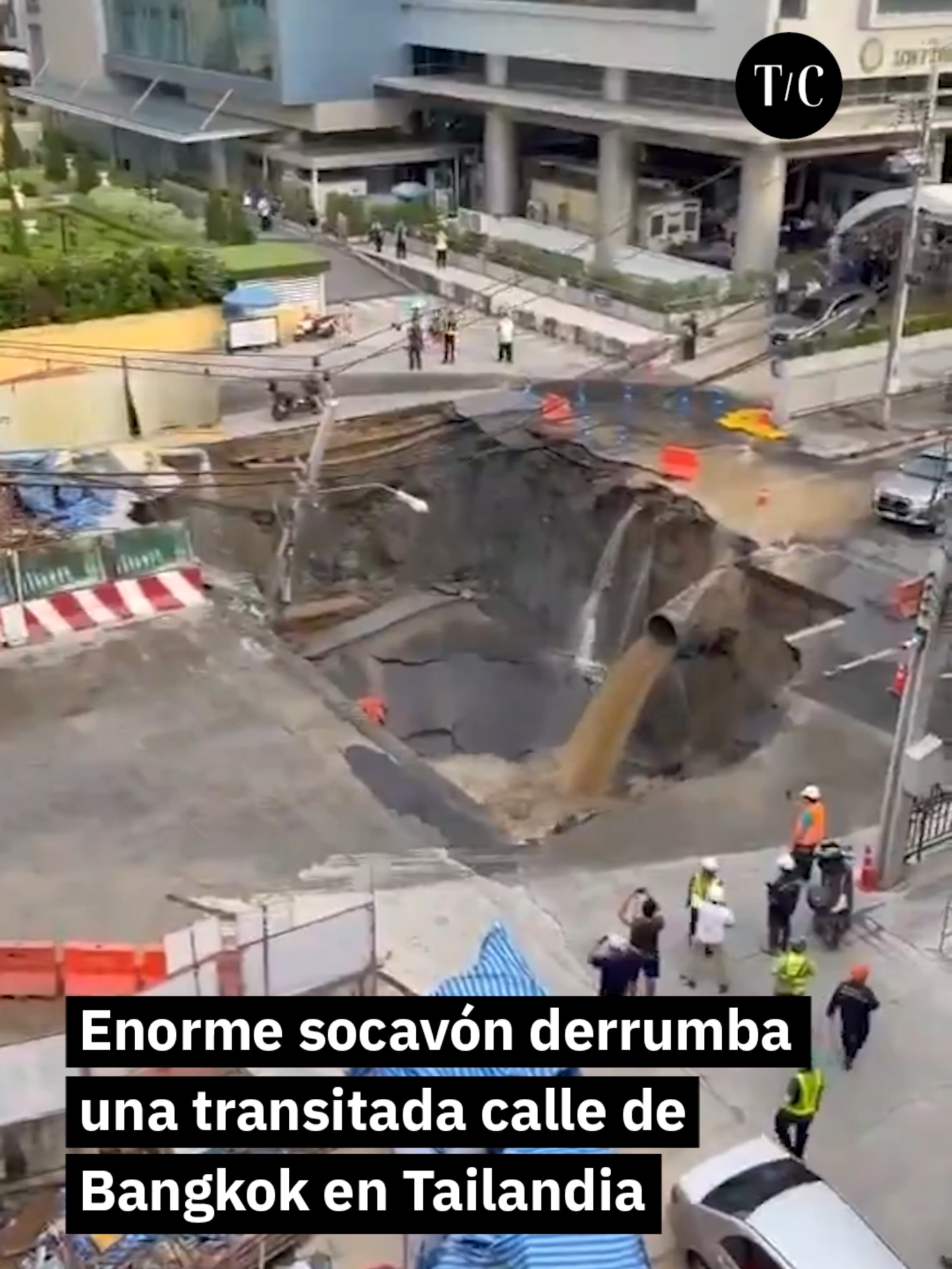 🕳️ Un enorme socavón se abrió en Bangkok, tragándose parte de una calle muy transitada y obligando a evacuar la zona.