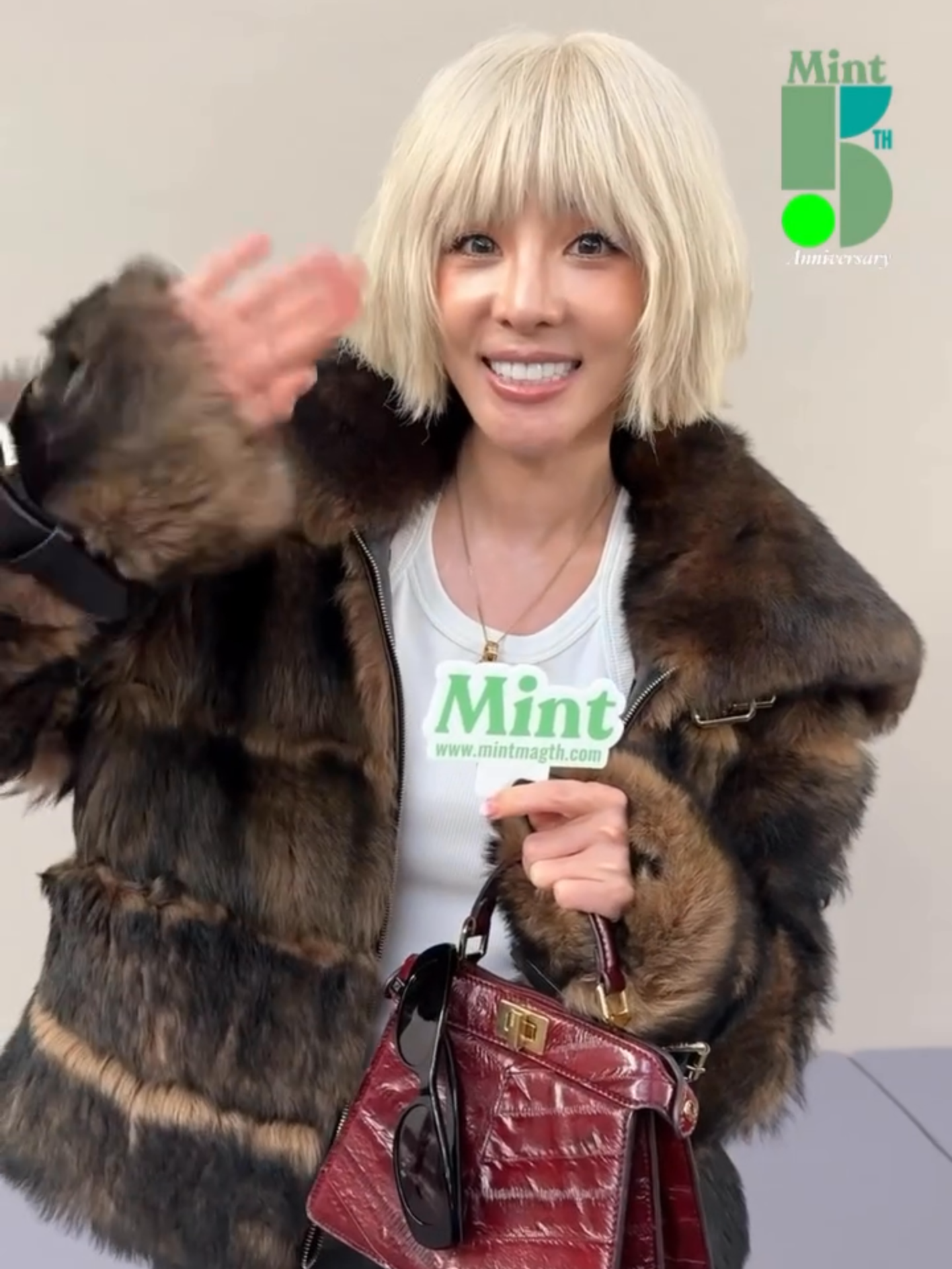 อนนี่ขา! #MintReports อยู่กันที่งานแฟชั่นโชว์ล่าสุดของ FENDI กับสาว #SandaraPark ที่มาร่วมชมคอลเล็กชั่น Women’s and Men’s Spring/Summer 2026 ณ กรุงมิลาน ประเทศอิตาลี งานนี้ไม่พลาดพาสาวซานดาร่ามาทักทายเหล่า BLACKJACK ชาวไทยอีกด้วย💚 SANDARA FOR FENDI #SANDARAxMFW25 #산다라박 #MintMagTH