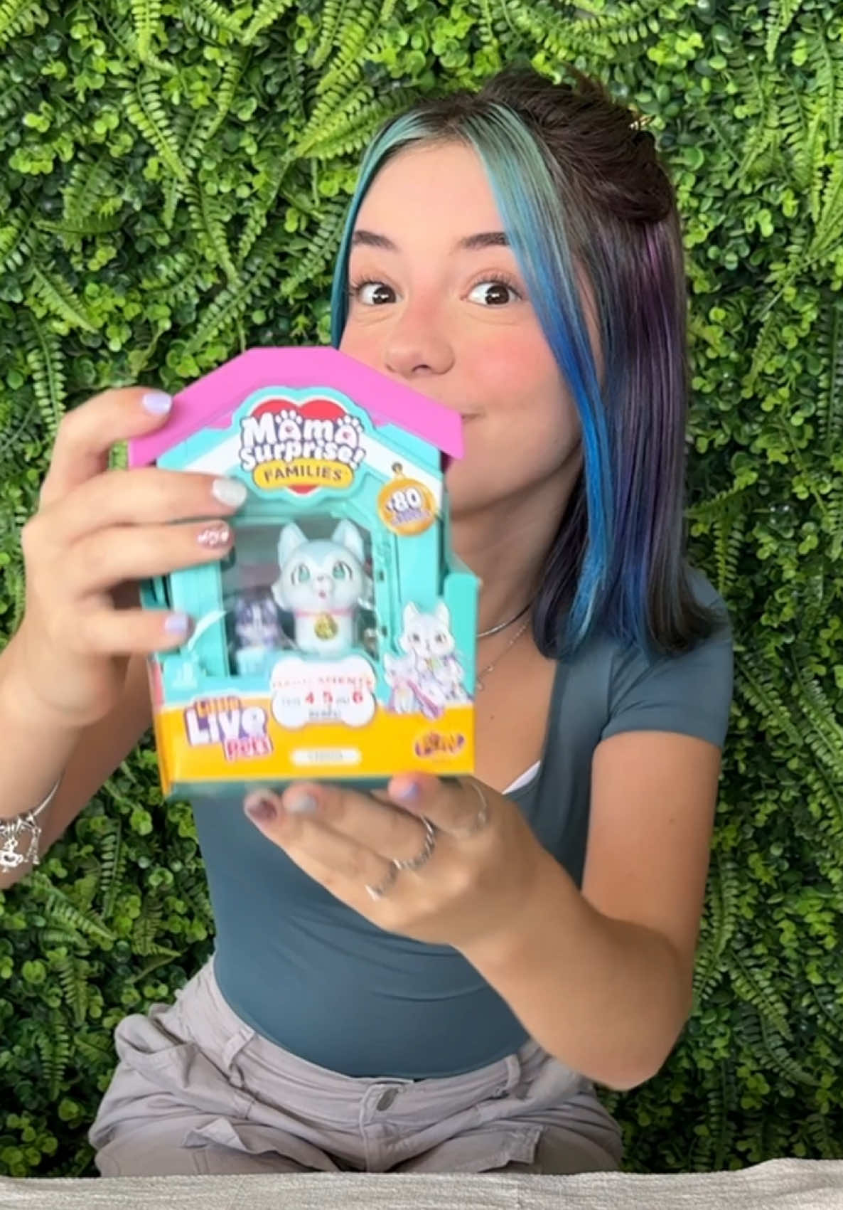 A Mama Surprise Families Casinha traz o mundo encantador dos pets com uma casinha temática e uma mamãe pet que pode ter de 4 a 6 filhotes surpresa.  #fundivirtase #LLP #LLPCASINHA Link pra aproveitar a promoção pro presente de dia das criança das LITTLE LIVE PETS Início: 23/09/2025 Término: 15/10/2025 https://www.amazon.com.br/s?k=B0DFRVFK4J%7C+B098819RRH%7C+B0F4465MGL%7C+B0FLKMCXNT%7C+B0FLKLZVWG%7C+B0FLKGLXSL%7C+B0FLKJT6GS&i=toys&__mk_pt_BR=%C3%85M%C3%85%C5%BD%C3%95%C3%91&ref=nb_sb_noss