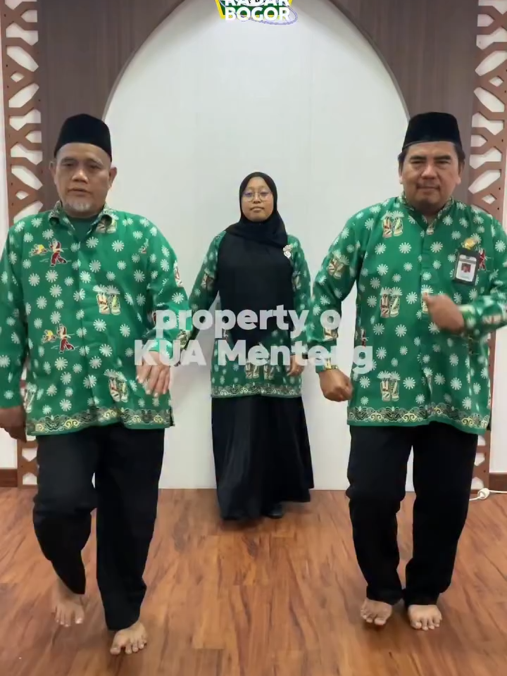 Media sosial tengah diramaikan dengan yel-yel tepuk sakinah yang diterapkan sebagai ice breaking dalam pendaftaran pranikah di KUA. Gerakan ini merupakan bagian dari edukasi mengenai pemahaman menuju keluarga harmonis dan pernikahan yang bahagia. Tepuk sakinah dinilai dapat memudahkan dalam penyampaian materi pranikah. Tepuk sakinah mengandung lima pilar keluarga sakinah yang menjadi dasar dalam menghadapi permasalahan rumah tangga, di antaranya Zawaj (Berpasangan), Mitsaqan Ghalizan (Janji kokoh), Mu’asyarah Bil Ma’ruf (Saling cinta, hormat, menjaga, dan berbuat baik), Musyawarah, dan Taradhin (Saling rido) Yel-yel itu diharapkan dapat mengingatkam pasangan suami istri mengenai komitmen awal terhadap pernikahan. Gimana menurut Bogorian? Tulis pendapat kalian di kolom komentar yaa! Video: TikTok kua_menteng & firda.uly #radarbogor  #bacaradarbogor  #lebihdarisekedarkoran