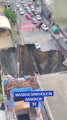 MASSIVE SINKHOLE IN #BANGKOK #sinkhole #roadcollapse 