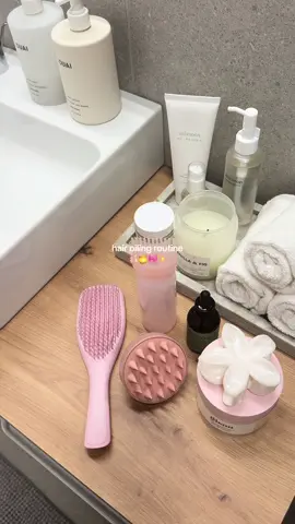 pre wash hair oiling routine 🧸🍯 #hairoiling #haircareroutine #HairCareTips #hairoilingroutine #hairwashday @Tangle Teezer @Gisou @Mielle Organics 