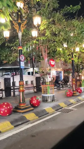 jln2 dikota madiun sambil dengerin radio.. 