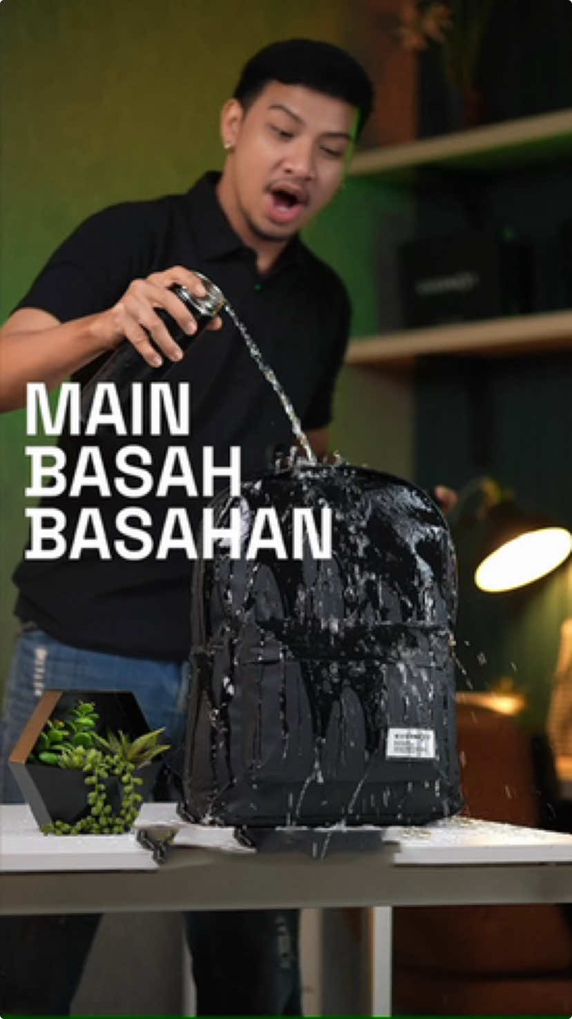 BACKPACK KECE ANTI AIR 👌 Kalo tasnya kayak gini mah mau kehujanan atau kebasahan juga tenang! Kamu #WajibPunya Backpack Venom, bahannya kuat anti air dan desainnya juga simpel. Pas banget sih buat nemenin kamu yang aktif seharian 😎🎯 #taspria #taswaterproof #tasantiair #tasselempangpria #evernext 