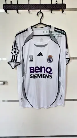 Step back into football history with this legendary piece – the Real Madrid retro Roberto Carlos #3 kit. ⚡️🔥 Worn by one of the most iconic left-backs the game has ever seen, this jersey isn’t just fabric – it’s a memory of thunderbolt free kicks, unstoppable runs down the wing, and unforgettable moments that defined an era at the Santiago Bernabéu. 🇪🇸⚽️ Roberto Carlos wasn’t just a defender; he was a force of nature. His trademark shots and relentless energy made him a Real Madrid legend and a global football icon. Now, you can relive that golden era with this retro kit – a must-have for every true Madridista and football fan who respects greatness. 🏆💜 This jersey is more than style – it’s history stitched into every detail. Perfect for collectors, die-hard Real Madrid supporters, and anyone who appreciates the beautiful game in its purest form. Whether you wear it on the pitch or as streetwear, it carries the same energy that Roberto Carlos brought every time he stepped onto the field. 🌟 💯 Limited stock – once it’s gone, it’s gone! Secure your piece of football history today with Footshop961_lb – Where Football Meets Style. 🖤 ⸻ #RealMadrid #RobertoCarlos #RetroKit #Footshop961_lb 
