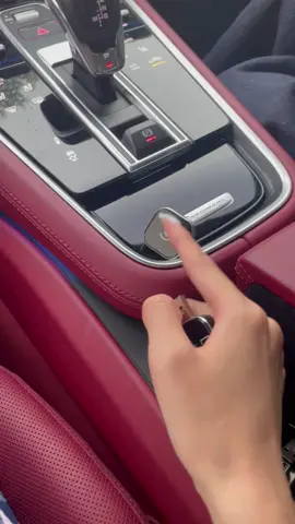 🥹The latest adapter lets you screen mirror and gives you wireless carplay! #carplayadapter #screenmirrorring #wirelesscarplay #caradapter #carhacks 
