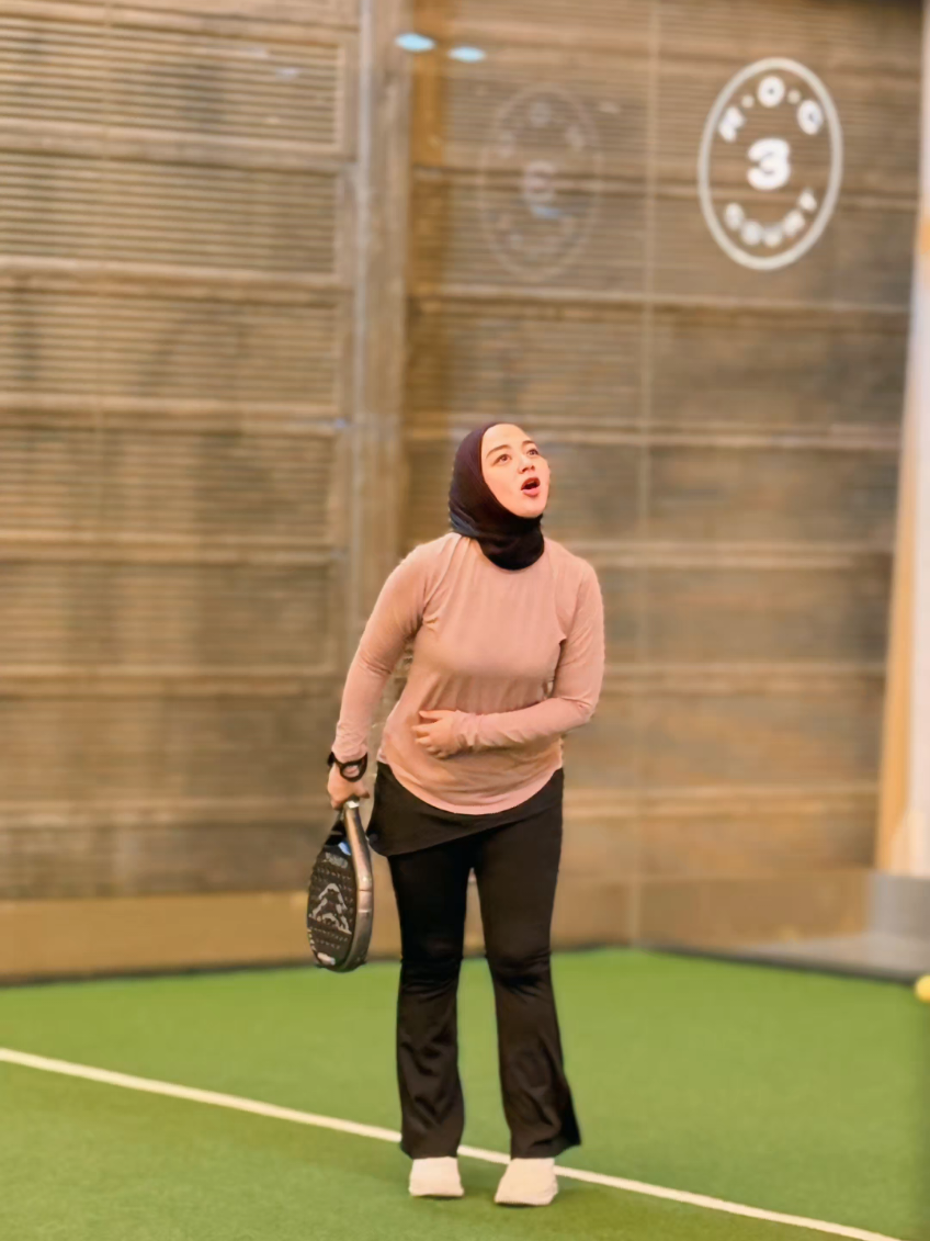 menurut kalian aku aman gak main padel? apa mending main bola bekel aja? tulis di kolom komentar ya *azhek