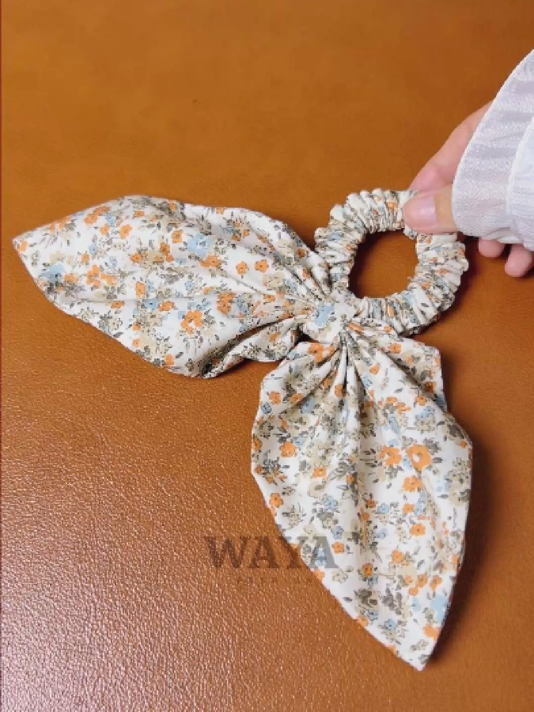 ✂️ Scrunchie Upgrade | Easy Bow Hair Tie 🎀 / เพิ่มโบว์น่ารักๆ ให้ยางมัดผม🎀 Already made scrunchies? 🧵 Let’s upgrade them with a bow 🎀 So simple, but makes your hair tie look extra cute ✨ 👉 Full scrunchie tutorial is already in my profile 💕 Happy Sewing 🥰  เคยทำยางมัดผมแล้วใช่ไหมคะ 🧵 มาต่อยอดเพิ่มโบว์น่ารักๆ กัน  ทำง่าย แต่ได้ลุคที่พิเศษขึ้นทันทีค่ะ ✨ (คลิปสอนเย็บยางมัดผมหาได้ในโปรไฟล์นะคะ) ขอให้สนุกกับการเย็บผ้านะคะ 🥰  #sewing #เย็บผ้า #BowHair #scrunchie #wayafashion #ยางมัดผม