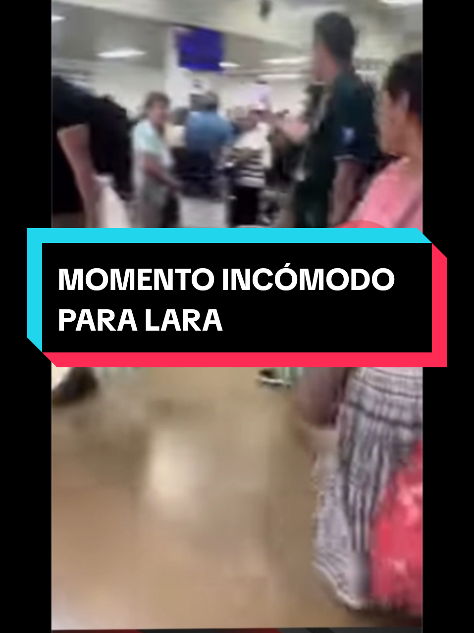 Aparecen nuevas imágenes de Lara en Viru Viru, “lo empujan y llaman vendido” Las tensiones alrededor de Edman Lara continúan, este martes en el aeropuerto de Viru Viru, en Santa Cruz, Lara pasó un momento incómodo, se revelan nuevas imágenes que muestran a pasajeros que lo increpan con gritos de “vendido”, 