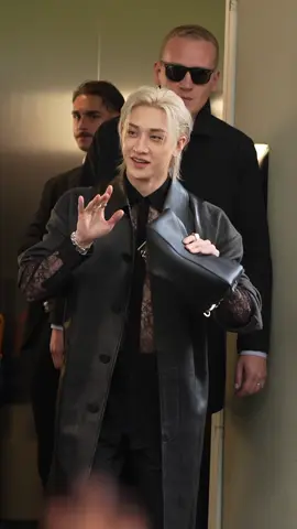 Ciaooooo #BangChan 👋 Il membro degli #StrayKids ha fatto il suo arrivo alla #MFW per lo show di @Fendi 