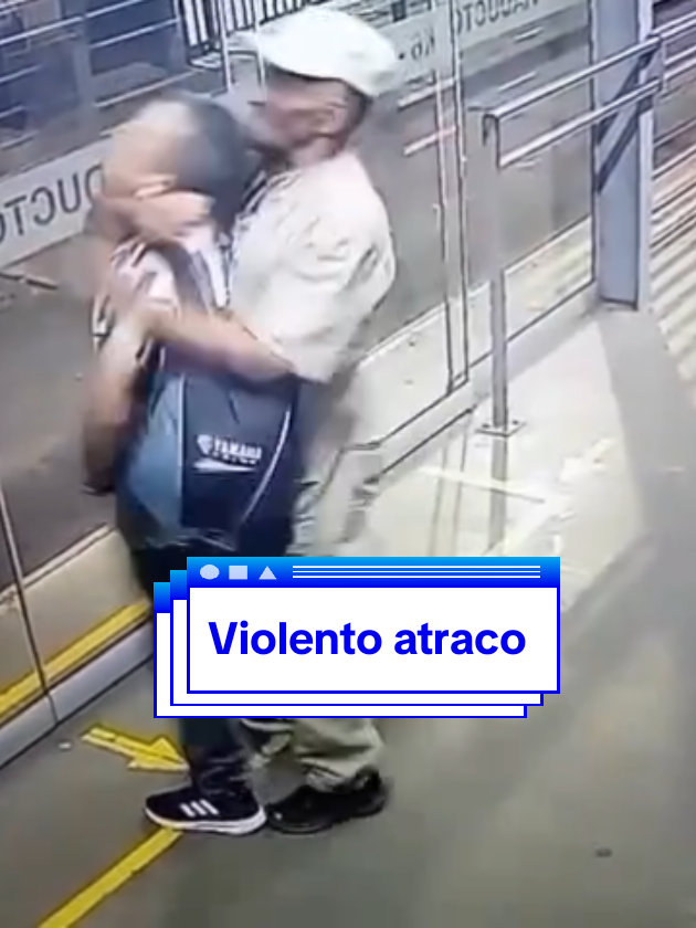 Ocurrió en la estación de Megabus (transporte masivo) de Pereira en la carrera 6 con calle 13 en pleno centro de la Ciudad. El hecho quedo captado en una de las cámaras ubicadas dentro de la estación Viaducto, donde se observa el momento exacto en el que el primer ladrón, con un overol color beige acompañado de un gorro blanco, simula estar esperando el bus junto a la víctima. Para más información visite Canal1.com.co #Pereira #Inseguridad #TransportePublico #Noticia