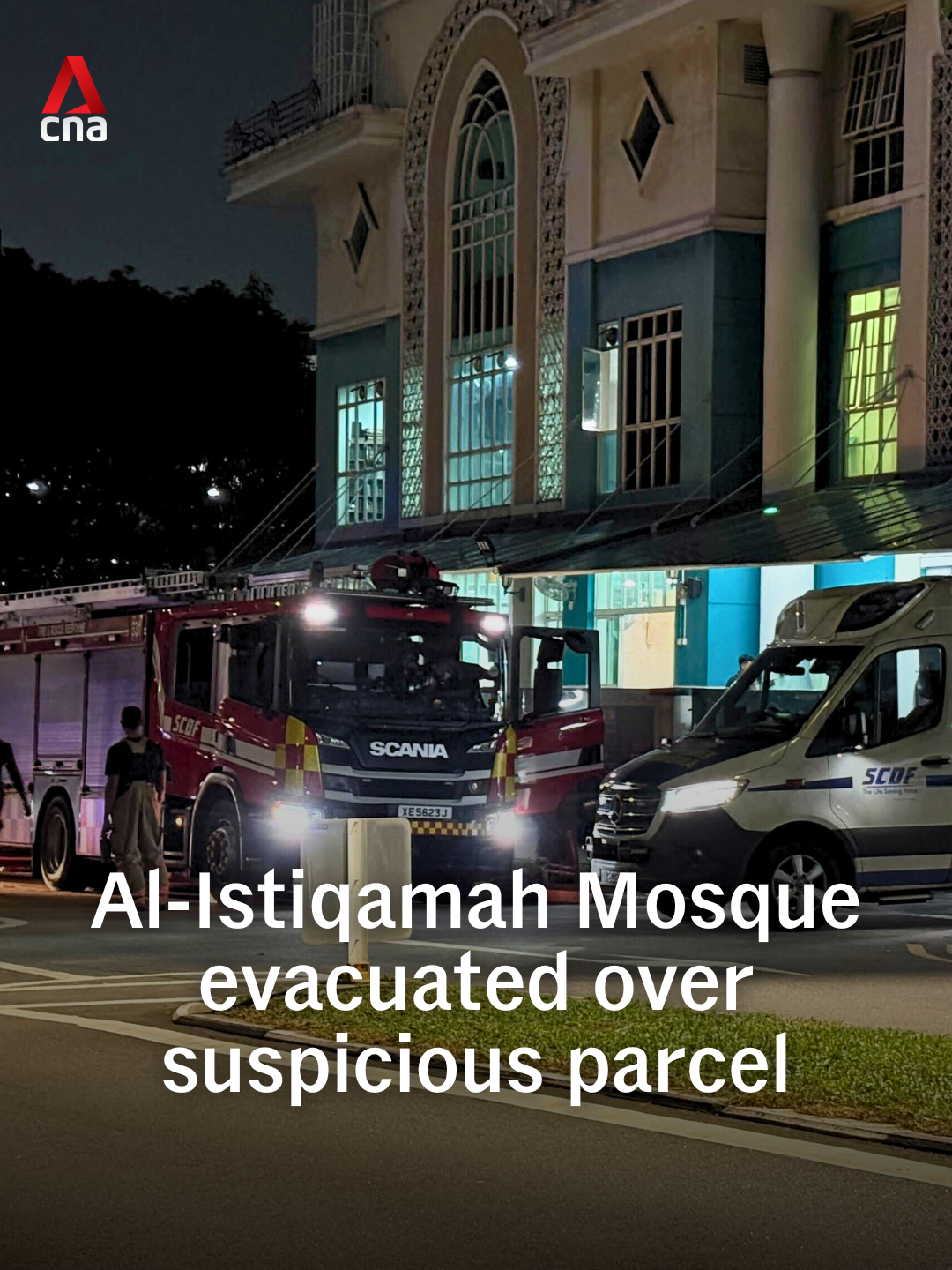 Al-Istiqamah Mosque was evacuated on Wednesday (Sep 24) after a suspicious parcel was delivered to the mosque, authorities said. No hazardous substances were found after SCDF hazmat specialists conducted checks with detectors. One person, who was assessed for breathlessness, was taken to Sengkang General Hospital. (Video: CNA/Jeremy Long) #Singapore#SGnews
