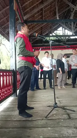 SAMBUTAN WAKIL MENTERI KEHUTANAN RI,  ROHMAT MARZUKI, S.HUT SAAT BERKUNJUNG KE NEGERI HUTUMURI DALAM RANGKA MENINJAU SECARA LANGSUNG HUTAN ADAT YANG ADA DI NEGERI HUTUMURI, KECAMATAN LEITIMUR SELATAN, KOTA AMBON. RABU, 24/9/2025 #PEMERINTAHKOTAAMBON #NEGERIHUTUMURI #KUNJUNGANWAMENKEHUTANANRI #BETAPARAMBONAMBONPARSAMUA