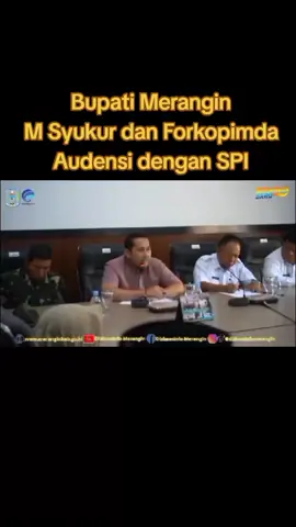MERANGIN - Bupati Merangin M Syukur bersama unsur Forkopimda Merangin melakukan audensi dengan Serikat Petani Indonesia (SPI), di Ruang rapat kantor bupati Merangin, Rabu (24/9). Hadir Ketua SPI Zen, unsur Forkopimda yang hadir Dandim 0420/Sarko Letkol Inf Yakhya Wisnu Arianto, Kapolres Merangin AKBP Kiki Firmansyah Efendi, Kajari Merangin Bintang Latinusa Yusvantare diwakili Kasi Datun Buchori. Turut hadir mendampingi bupati Merangin, Wabup H A Khafidh, Pj Sekda Merangin Zulhifni, Firdaus Staf Ahli Bupati Merangin, Asisten I Setda Merangin Sukoso, Perwakilan BIN wilayah Merangin Toyib dan hadir juga perwakilan dari TNKS. ‘’Alhamdulillah hari ini kita bisa berdialog dan berdiskusi. Kita harapkan beberapa poin bisa selesai dibahas. Masalah hutan lindung dan hutan produksi kewenangan ada di Pusat, artinya bisa koordinasi dengan Balai yang ada di Merangin,’’ujar Bupati. Selanjutnya terkait orang yang didatangkan dari daerah lain, ini nanti bisa Dinas Perhubungan mencari pola bagaimana solusinya. Kalau untuk air bersih untuk wilayah Sungai Tebal jelas bupati, sudah diakomodir Kementerian Pekerjaan Umum Rp 11 M. Bupati menghapkan jika SPI mempunyai data tentang Kopi di Masurai, itu bisa didiskusikan, jika perlu memang harus didata. Misalnya seseorang punya kebun kopi berapa hektar, terus menghasilkan berapa ton. Persoalan berkebun di hutan lindung lanjut bupati, nanti didiskusikan dengan Balai TNKS, bagaimana penyelesaiannya. Kawasan hutan lindung itu memang perlu didata, berapa yang digarap untuk kebun kopi dan berapa lagi yang masih utuh. Jadi empat poin yang diajukan SPI itu harap bupati, harus tuntas dibahas semua, tentunya dengan melibatkan pihak-pihak terkait, yang lebih tahu kondisi permasalahan dan solusi penuntasannya. Wabup H A Khafidh menambahkan, Pemkab Merangin selalu terbuka bagi siapa saja yang ingin berdiskusi. Seperti yang dilakukan oleh Dewan Pengurus Cabang SPI, yang sebelumnya telah mengirim surat pemberitahuan ke Pemkab Merangin. Tampak para kepala OPD yang hadir pada audensi dengan SPI itu, Kaban Kesbangpol Mulyono, Plt Kadis Nakbun Darynato, Kadis Perhubungan Sobraini, Plt Kadis Kominfo Akhmad Khoirudin (Akhoi), Kedis Perizinan M Arief. Hadir juga Kepala DKUKMPP diwakilkan Irwan, Kabag Hukum Alex, Kabag Pemerintahan Siahaan, Kabag Sumber Daya Manusia Hendri Putra dan beberapa orang perwakilan dari SPI. #kabupatenmerangin #kepaladaerah #BupatiMerangin #meranginbaru  #fyp 