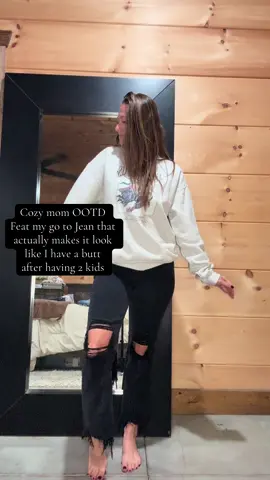 These jeans are the best quality! This pair is going on year 3 & still look brand new #MomsofTikTok #wildoakboutique #momjeans 