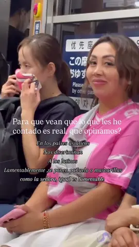 Nos discriminan en #japon #corea porque harán esto? Se ponen pañuelos o simplemente se alejan .haciendo muecas de que estamos hediondos. Contexto : Nos subimos al vagon y esos asientos estaban vacíos la señora de la mascarilla estaba a mi lado ,sin más carilla ,al avanzar el vagon se puso la mascarilla y se corrijo haciendo muecas tapándose la nariz , al rato quedo libre el asiento a mi lado , y luego llega la señora que se ve a mi lado ,se sienta sin traer nada tapándose, me ve se sienta y saca de su mochila rápidamente un pañuelo y se tapa la nariz y boca como se ve en la imagen , mi hermana la grabó porque esto nos pasa a todas las de él grupo , no solo a nosotras si eres latino no se sientan junto a ti ,o se tapan la riz haciendo muecas que estas hediondo . Es incómodo la verdad al ser uno turista en su pais #nayafacilenjapon🇰🇷 #japan #nayafacil🇨🇱 