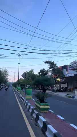 Orang asli Sumenep tapi Dari MA sampek kuliah bahkan kalau ditanya “punya temen orang mana?” Pasti jawabnya bukan orang Sumenep(rata2 udah pada berkeluarga,takutnya udah lupa keaku)😭bukannya gak ada,Ada tapi sediki banget temen orang Sumenep 🙏🏻😭dan lagi kalau ditanyain tentang Sumenep pasti gak tau,entah itu tempat wisata,resto,cafe dll. Tapi entah kenapa tiba” magangnya diterima disumenep padahal target nya dulu kalau enggak di sby yah dipamekasan 😊dan dari tempat magang itu bisa tau “yg katanya daerah Sumenep” meskipun tidak semuanya tapi minimal udah bisa jawab kalau ditanya tentang Sumenep ❤️✨