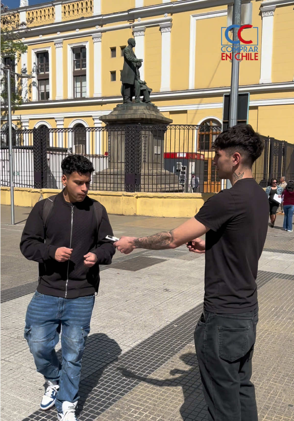 🎁 Salimos a la calle a regalar decants de perfumes y compartir con la gente un poco de lo que más nos gusta: las fragancias. Porque en Comprar en Chile creemos que la mejor forma de conocer un perfume es probarlo. Perfumes árabes y de diseñador al alcance de todos. #perfumes #perfumeschile #comprarenchile #perfumería #perfumesarabes   